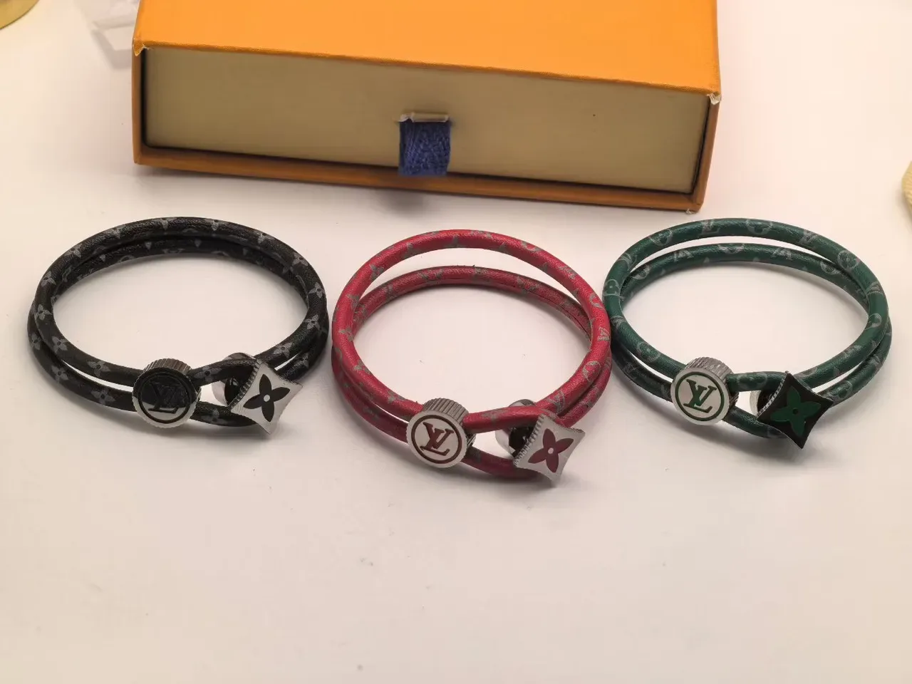 Pulseira Louis Vuitton Monograma Couro Preto Vermelho Dupla Enrolação Cordão 6