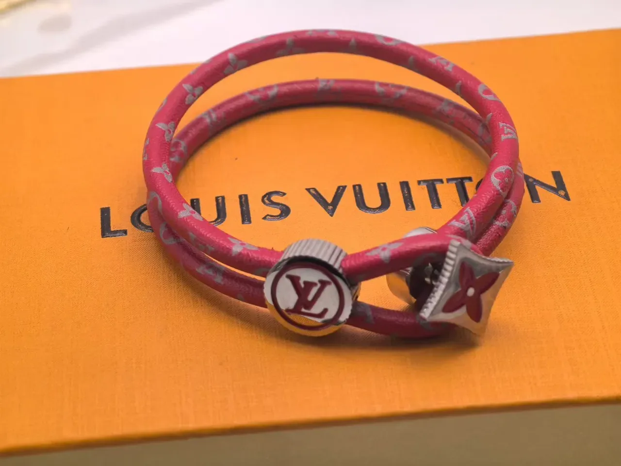 Pulseira Louis Vuitton Monograma Couro Preto Vermelho Dupla Enrolação Cordão 7