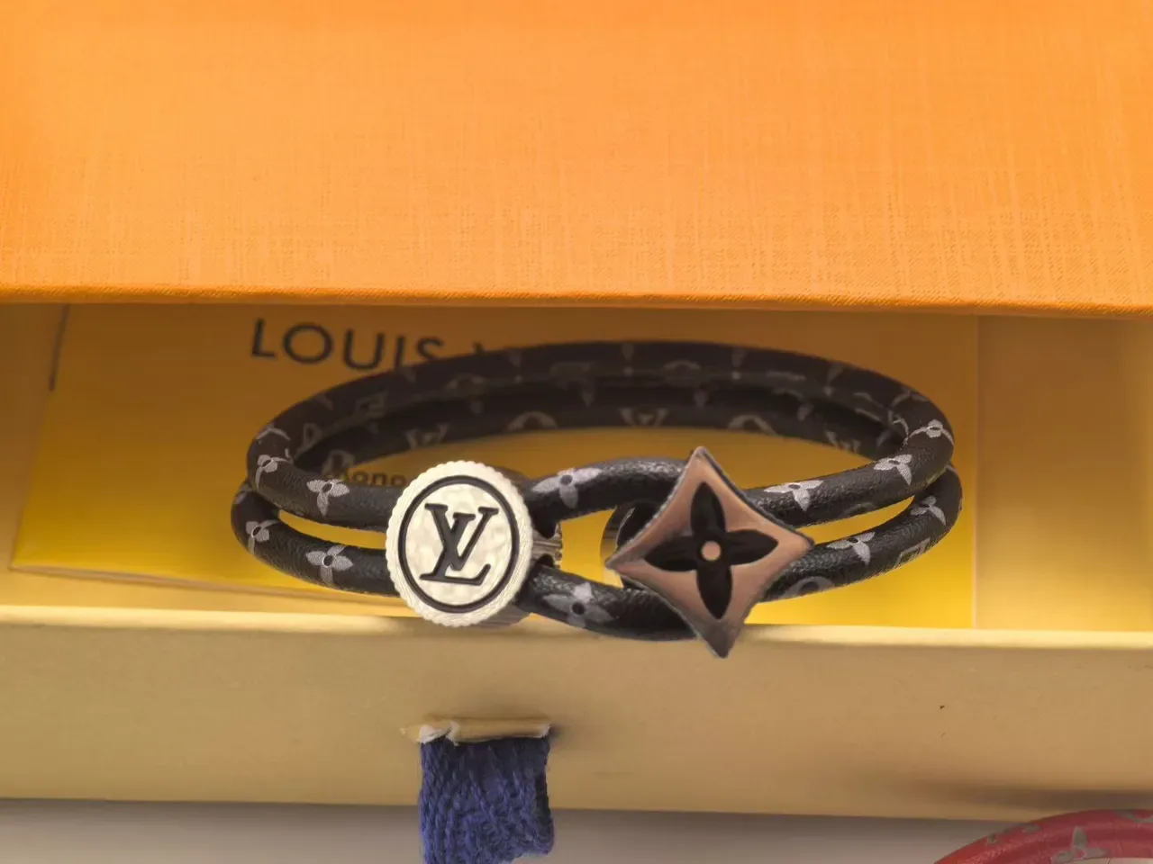 Pulseira Louis Vuitton Monograma Couro Preto Vermelho Dupla Enrolação Cordão 8