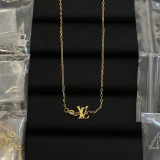 Colar Louis Vuitton Monogram com pingente em tom dourado
