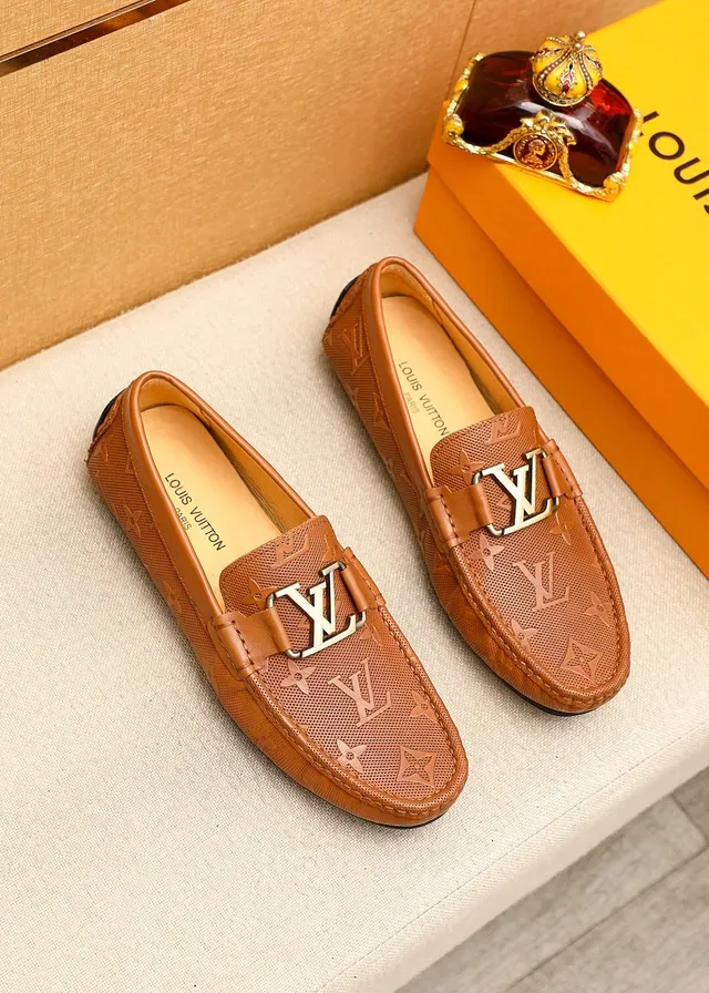 Louis Vuitton Loafer de couro perfurado com monograma e fivela LV 2
