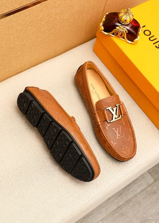 Louis Vuitton Loafer de couro perfurado com monograma e fivela LV 3
