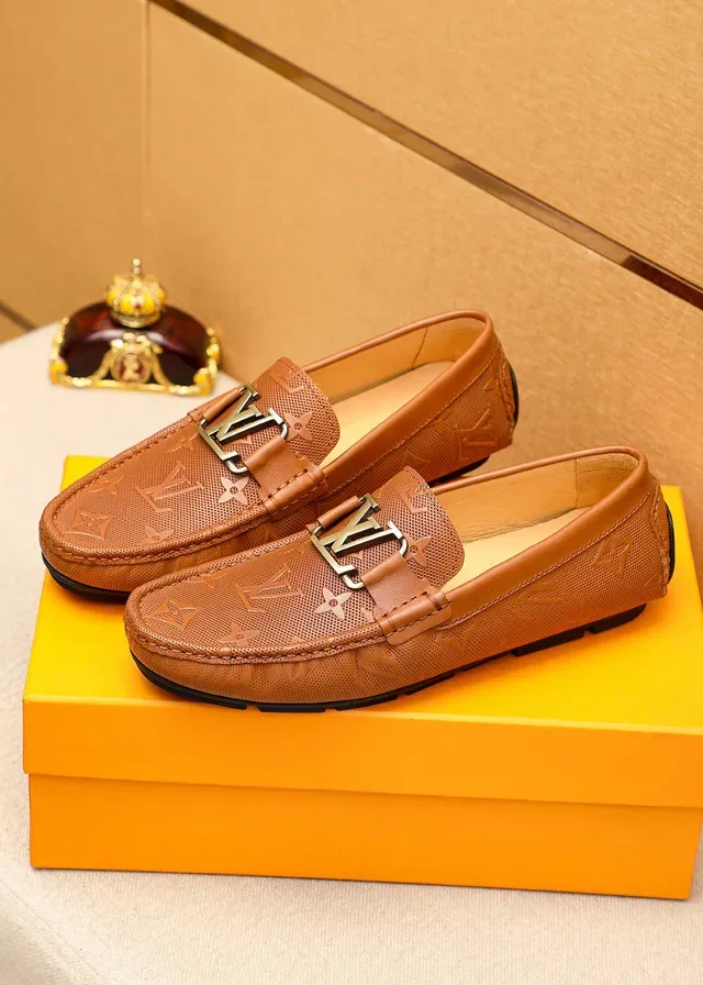 Louis Vuitton Loafer de couro perfurado com monograma e fivela LV 4