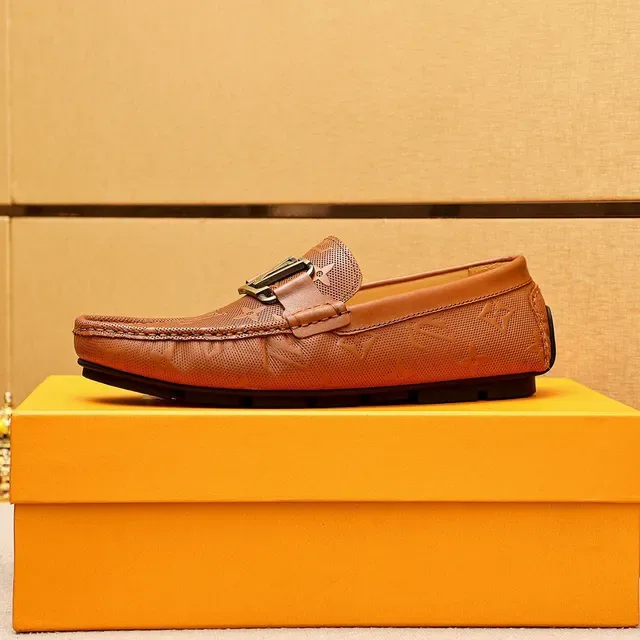 Louis Vuitton Loafer de couro perfurado com monograma e fivela LV 5