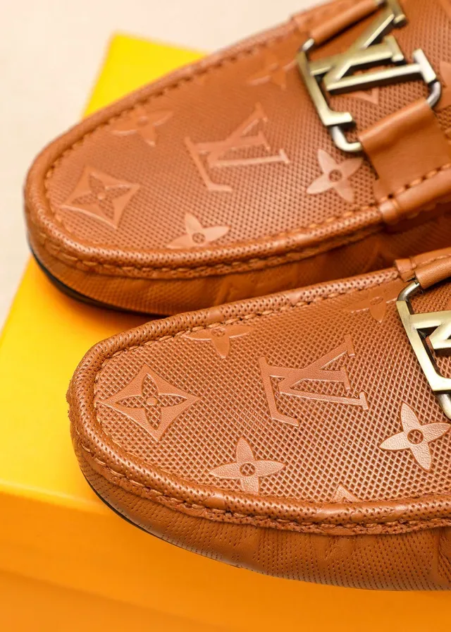 Louis Vuitton Loafer de couro perfurado com monograma e fivela LV 6