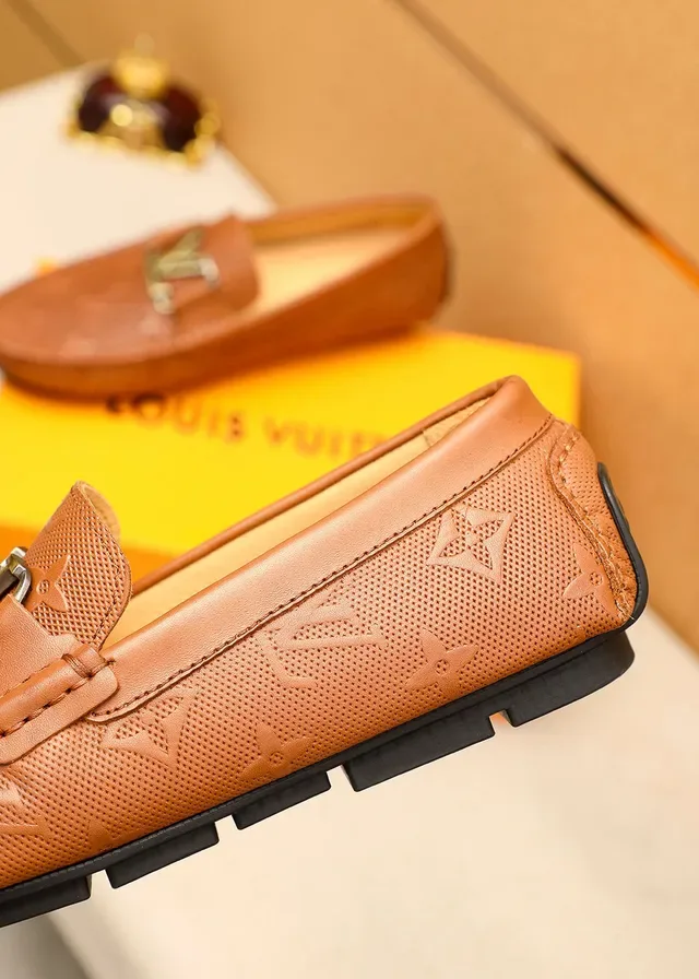 Louis Vuitton Loafer de couro perfurado com monograma e fivela LV 7