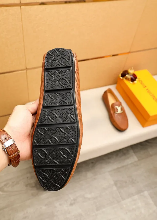 Louis Vuitton Loafer de couro perfurado com monograma e fivela LV 8