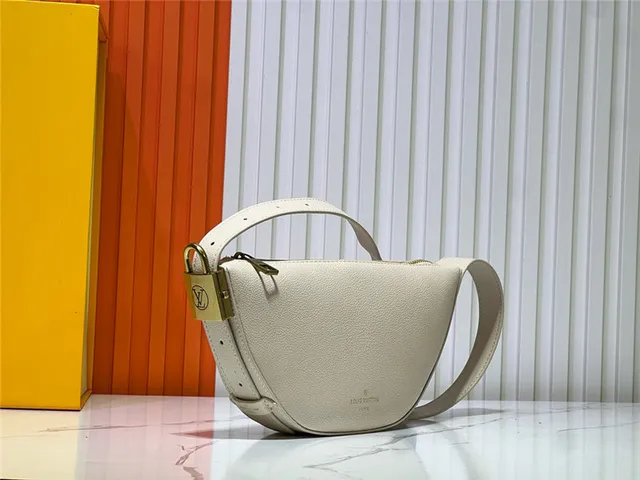 Louis Vuitton Moon Belt Bag Bolsa de Cintura de Couro Pebbled Preto de Moda 8