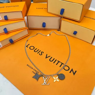Louis Vuitton Multi Charm Colar Corrente Prata Dourada