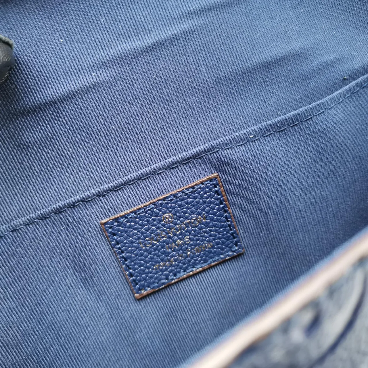 Billetera Louis Vuitton Navy Blue Embossed Monogram Larga 3