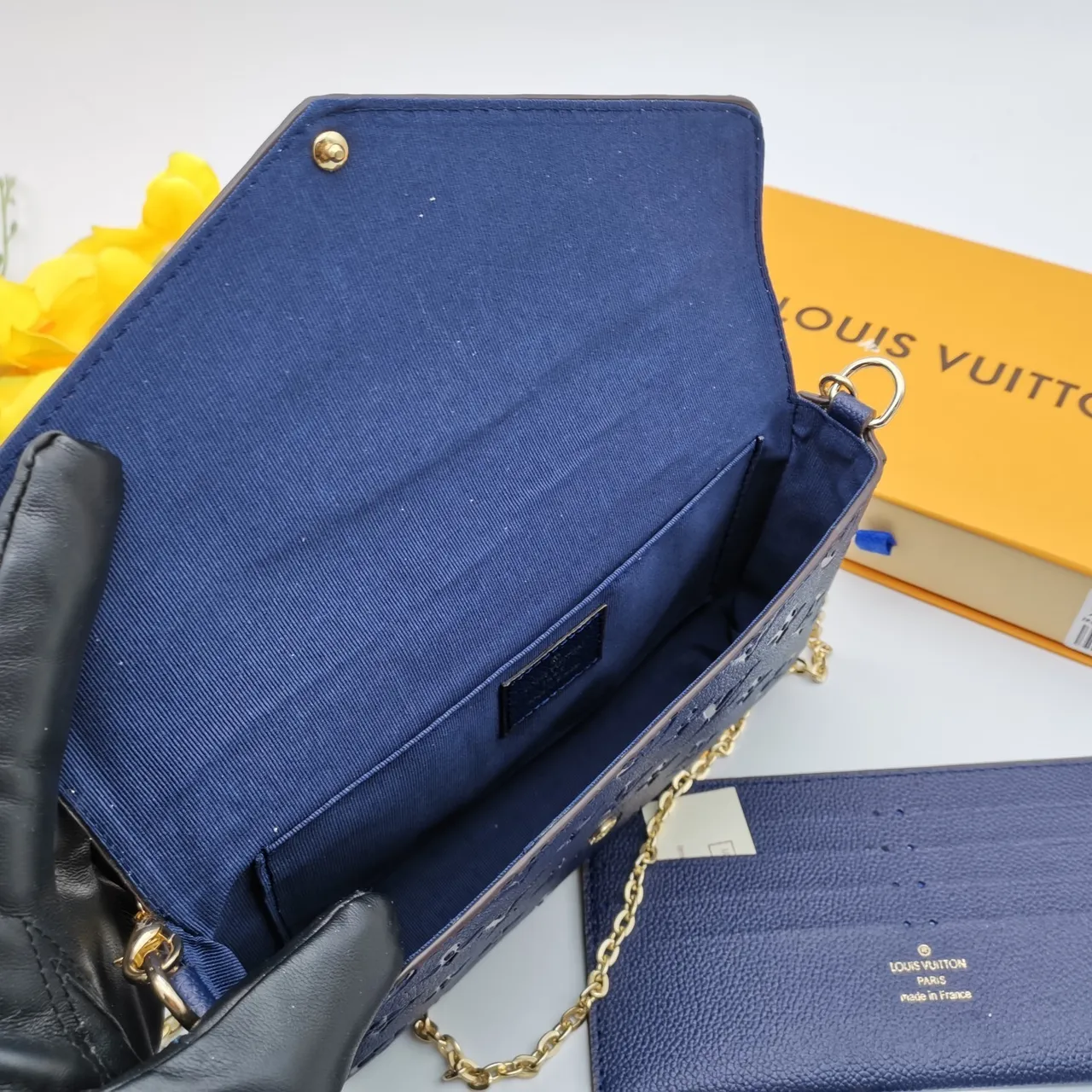 Billetera Louis Vuitton Navy Blue Embossed Monogram Larga 4