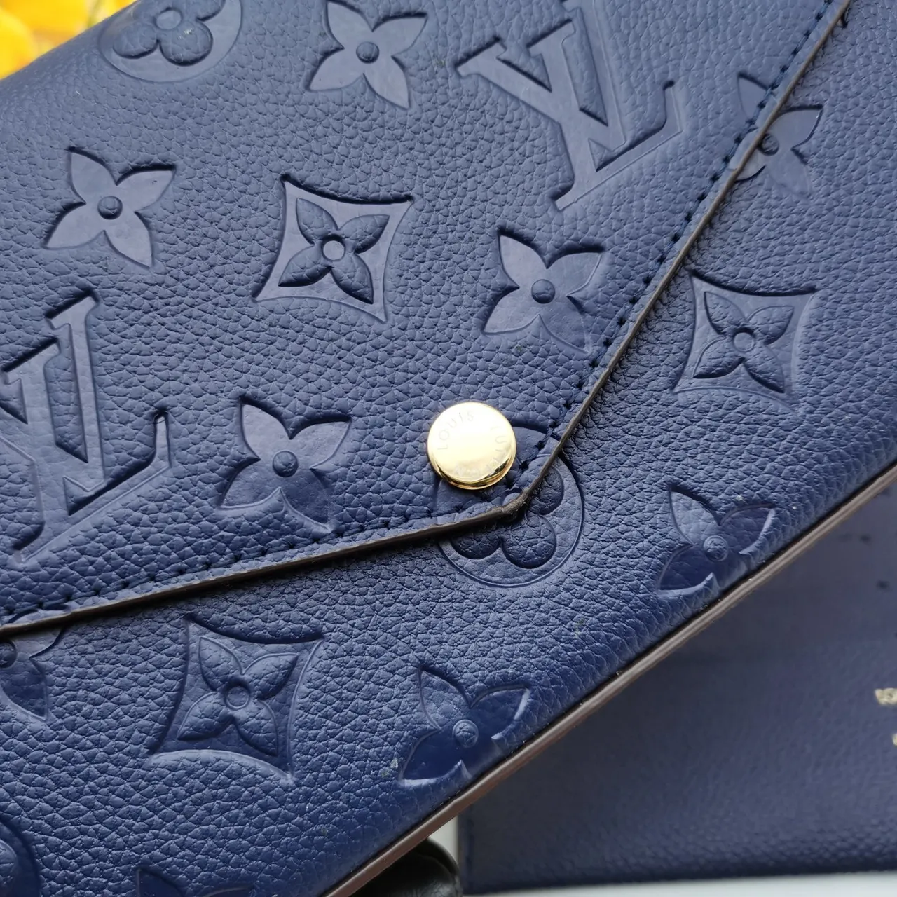 Billetera Louis Vuitton Navy Blue Embossed Monogram Larga 6