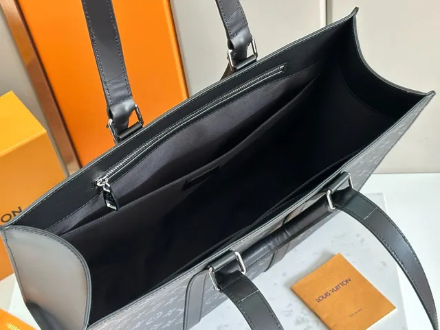 लुई विटटन OnTheGo टोट काला मोनोग्राम कैनवास टोट बैग 3