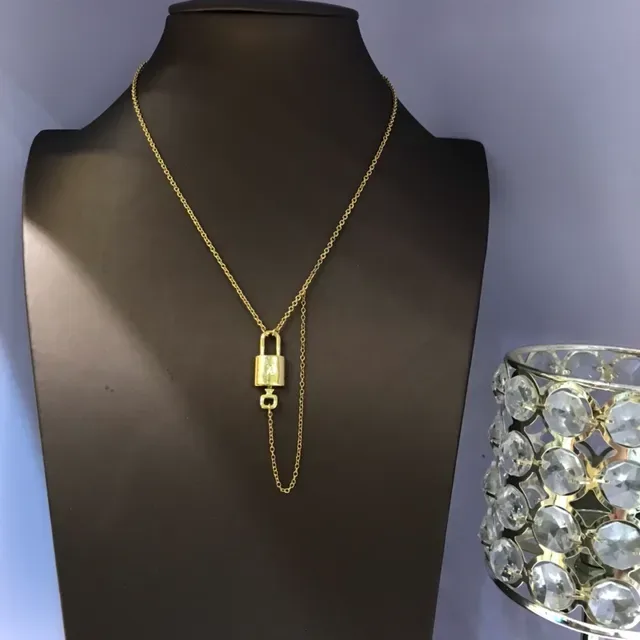 Colar Louis Vuitton Pendentif Padlock Corrente Dourada 2