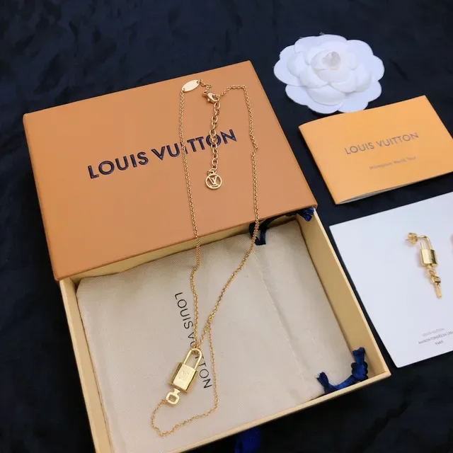 Colar Louis Vuitton Pendentif Padlock Corrente Dourada 4
