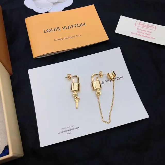 Colar Louis Vuitton Pendentif Padlock Corrente Dourada 5