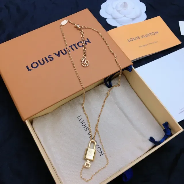 Colar Louis Vuitton Pendentif Padlock Corrente Dourada 7