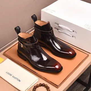 Louis Vuitton चमकदार पेटेंट लेदर बकल स्ट्रैप एंक्ल बूट्स