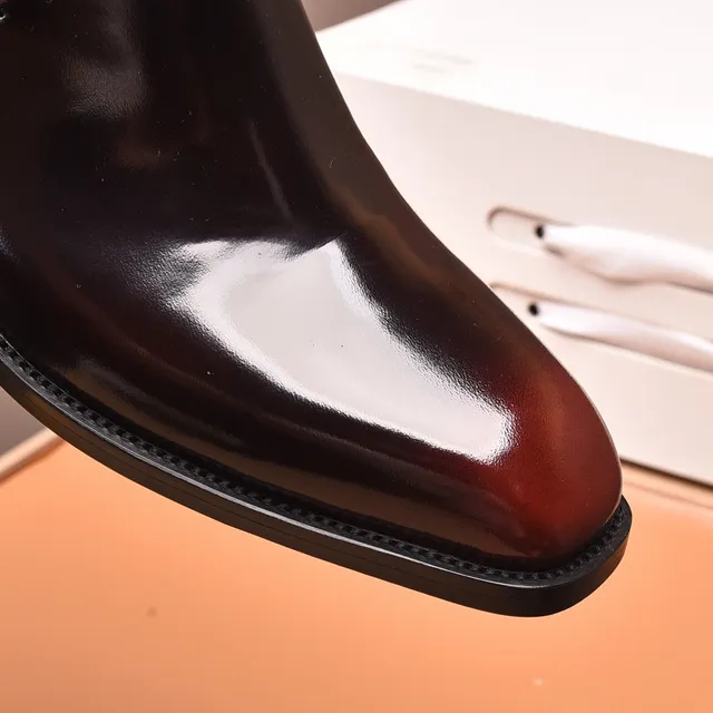 Louis Vuitton Bottes à la cheville en cuir verni brillant avec boucle et bride 5