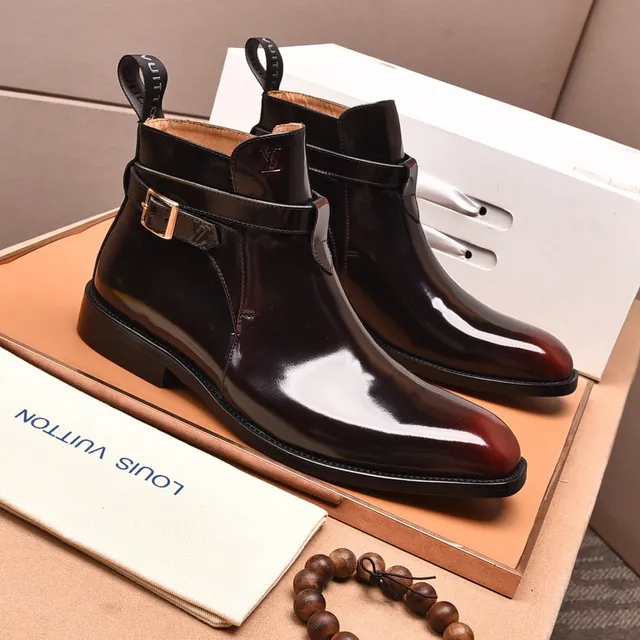 Louis Vuitton Bottes à la cheville en cuir verni brillant avec boucle et bride 8