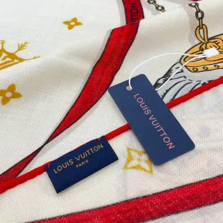 Louis Vuitton মুদ্রিত হেরাল্ডিক মোটিফ লাল-বর্ডারযুক্ত রেশমের স্কার্ফ