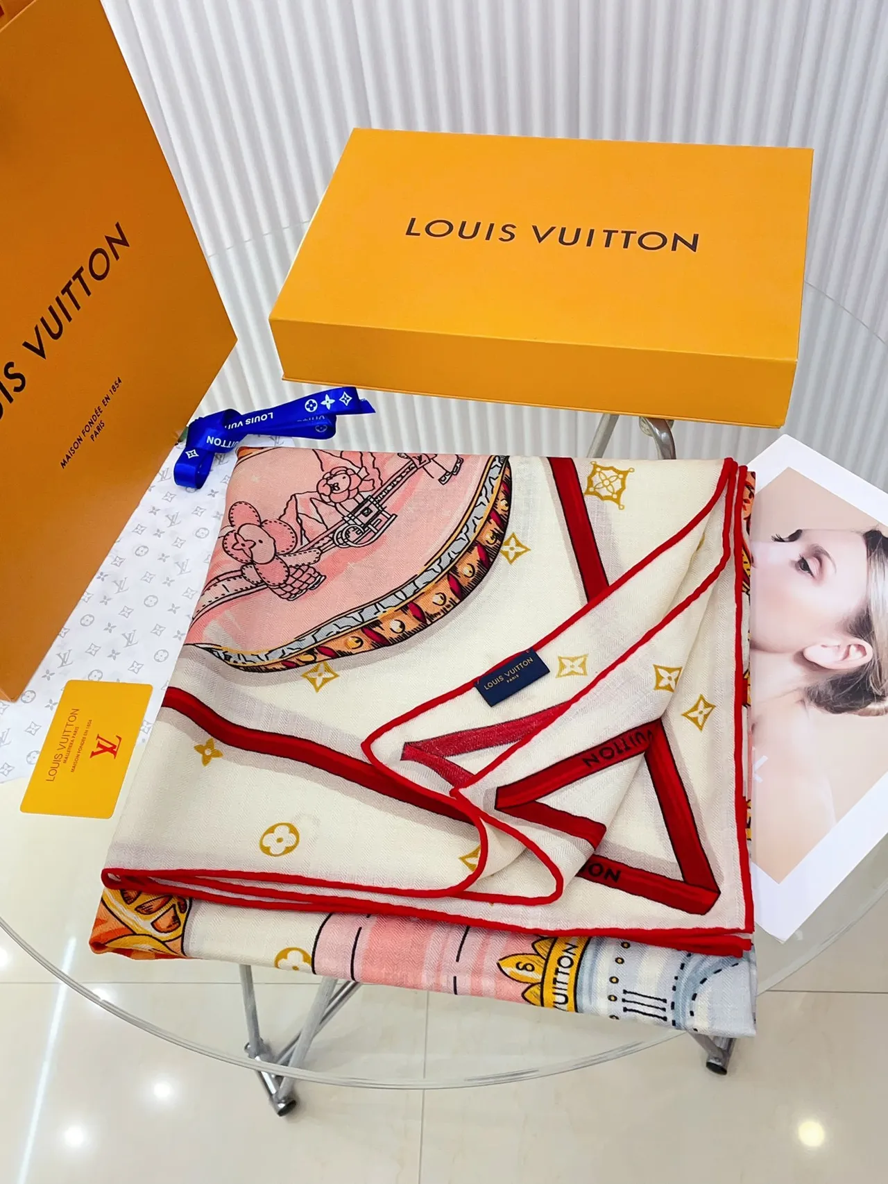 Louis Vuitton मुद्रित हेराल्डिक मोटिफ लाल-बॉर्डर वाली रेशम का स्कार्फ 5
