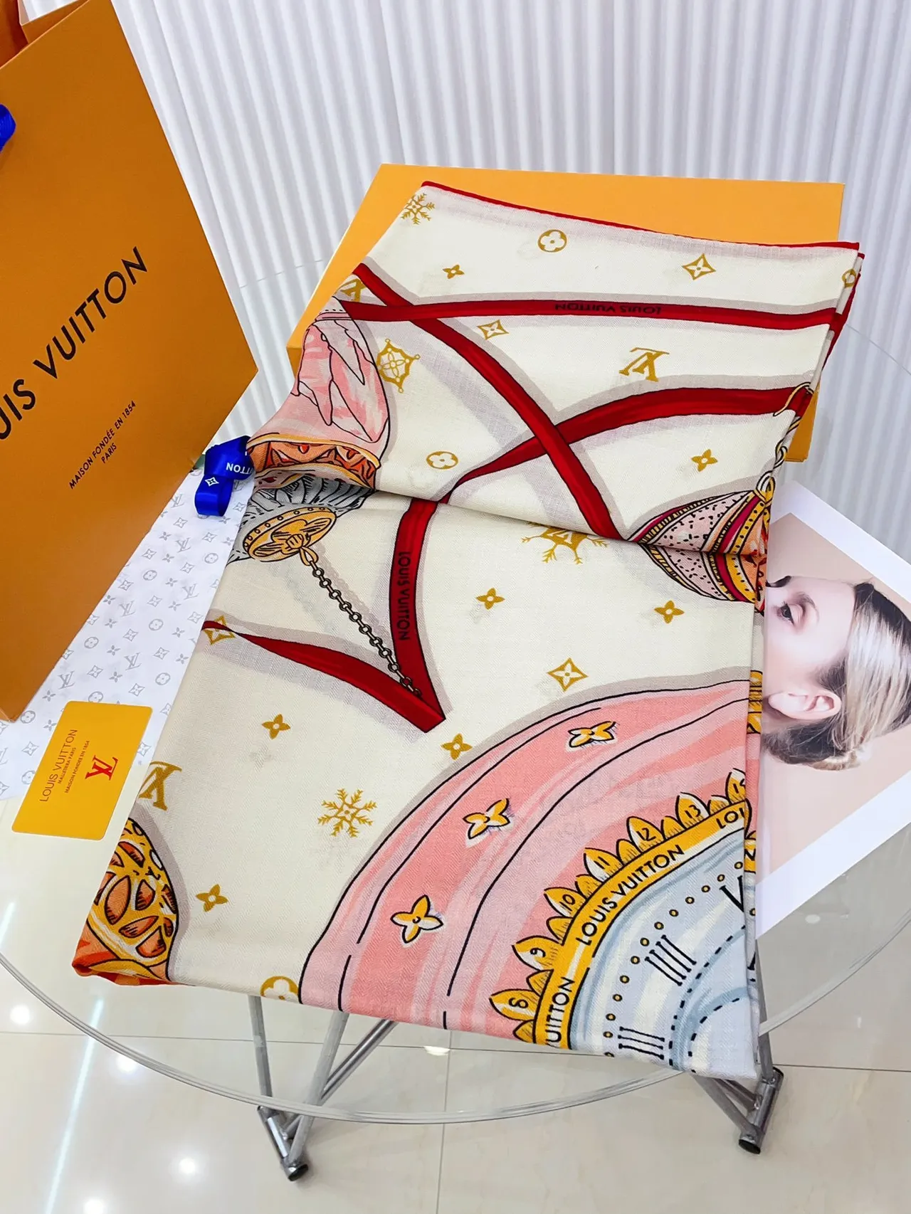 Louis Vuitton मुद्रित हेराल्डिक मोटिफ लाल-बॉर्डर वाली रेशम का स्कार्फ 6
