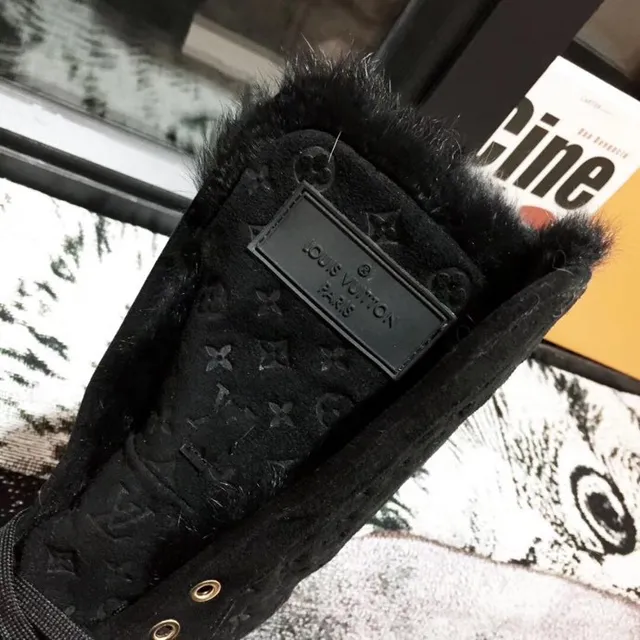 Louis Vuitton Run Away Botas de rodilla de terciopelo negro y dorado monogramadas con forro de shearling y puño 4