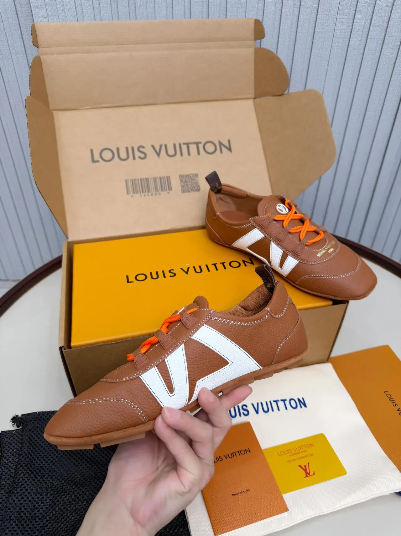Louis Vuitton Run Away Sneakers Marron et Blanc en Cuir Lifestyle 2