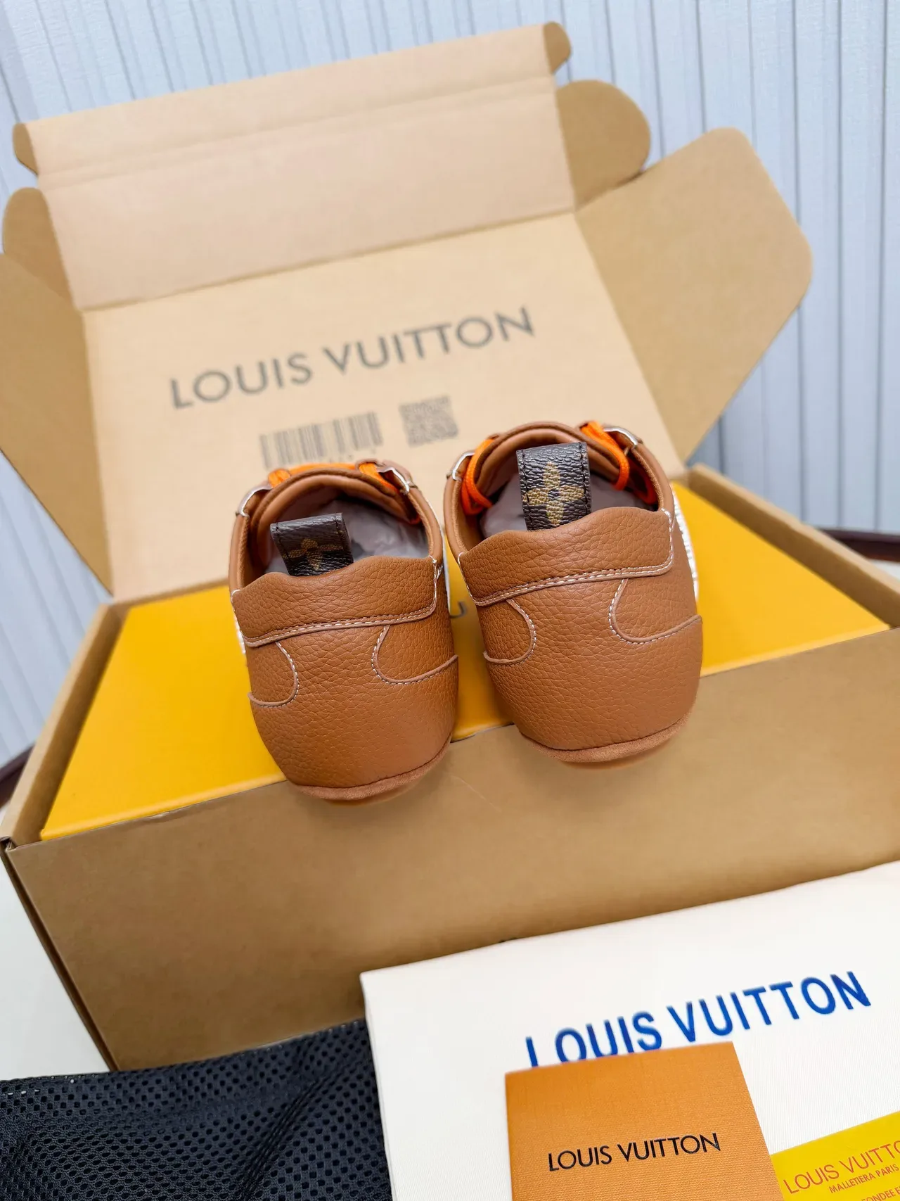 Louis Vuitton Run Away Sneakers Marron et Blanc en Cuir Lifestyle 3