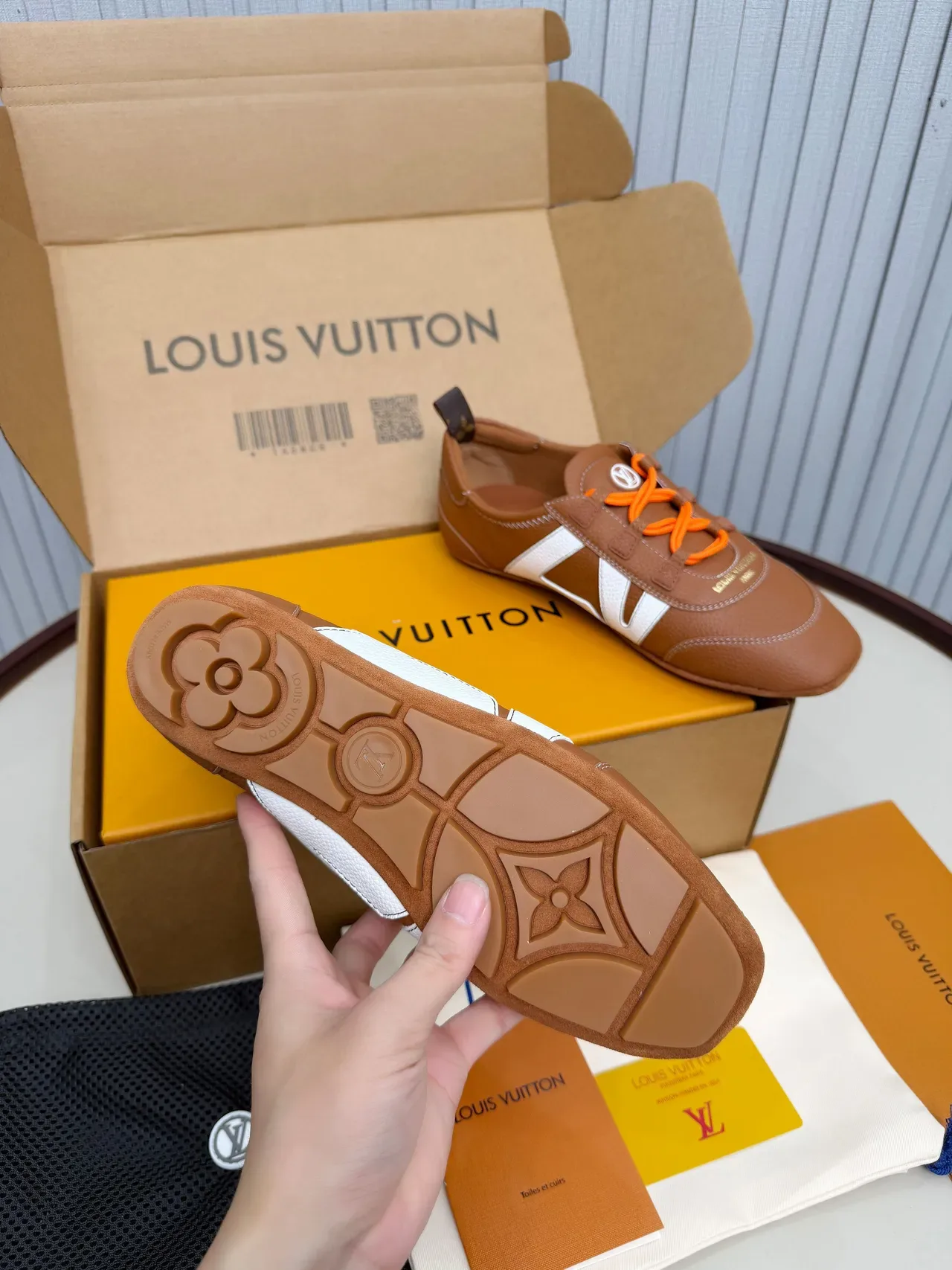 Louis Vuitton Run Away Sneakers Marron et Blanc en Cuir Lifestyle 4