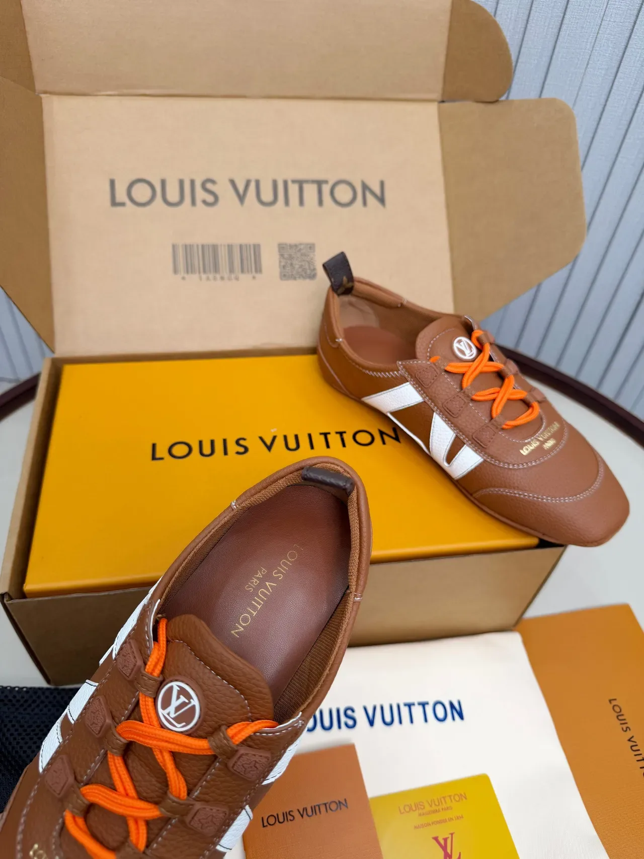 Louis Vuitton Run Away Sneakers Marron et Blanc en Cuir Lifestyle 5