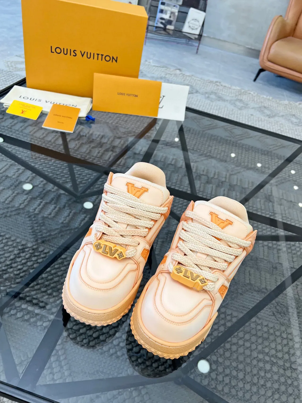 Louis Vuitton Fuyez Pêche et Orange Sneakers Lifestyle 3