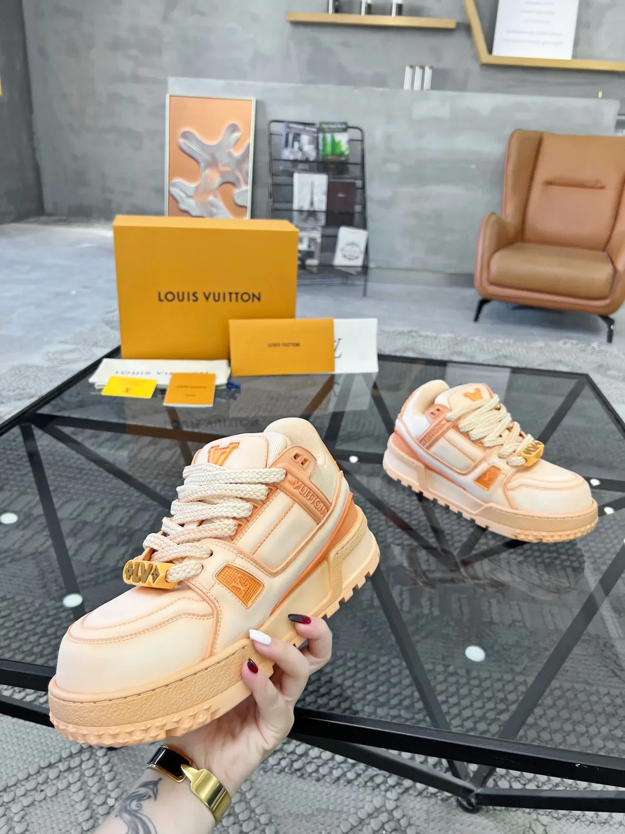 Louis Vuitton Fuyez Pêche et Orange Sneakers Lifestyle 4