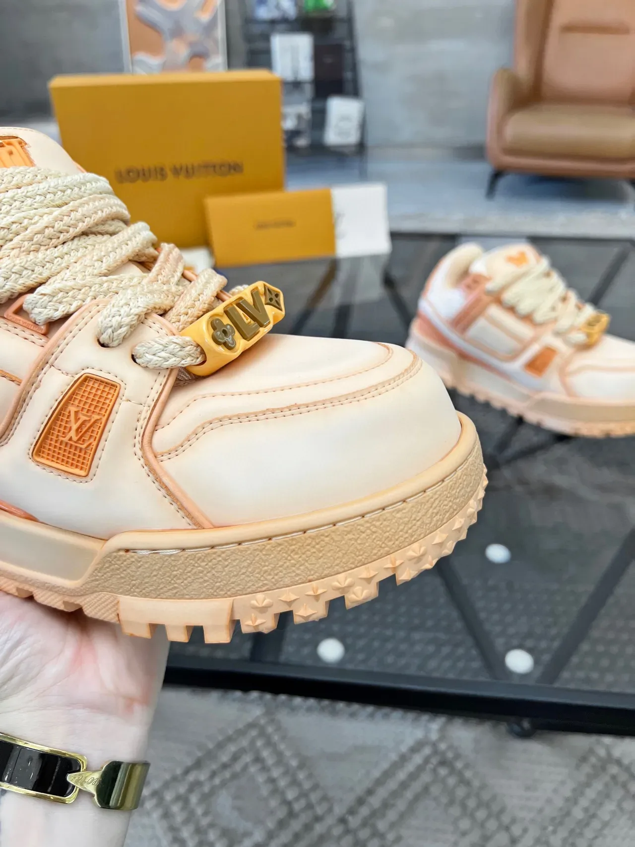 Louis Vuitton Fuyez Pêche et Orange Sneakers Lifestyle 6