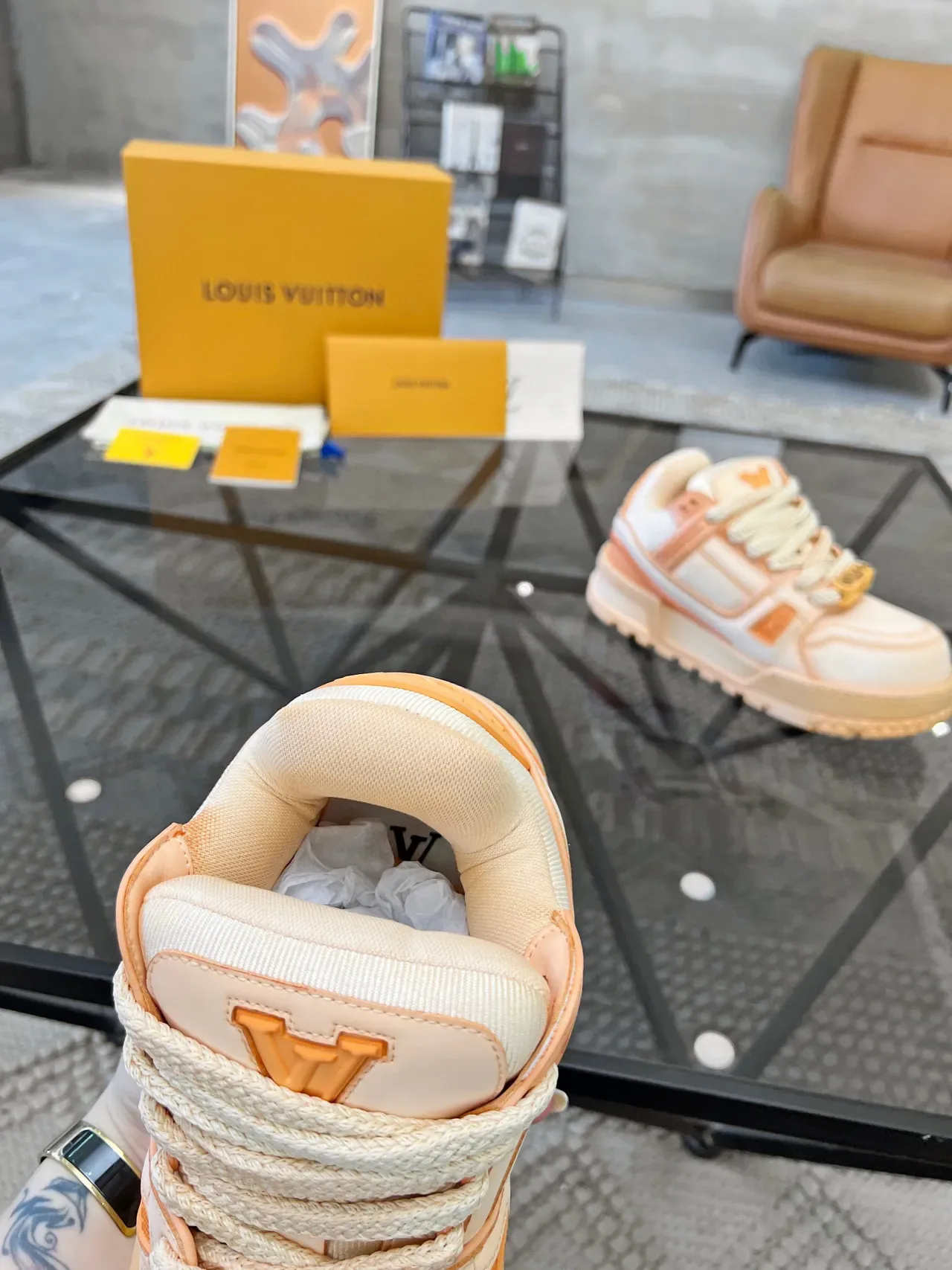Louis Vuitton Fuyez Pêche et Orange Sneakers Lifestyle 7