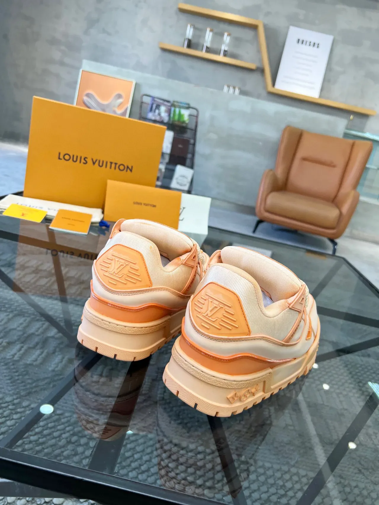Louis Vuitton Fuyez Pêche et Orange Sneakers Lifestyle 8