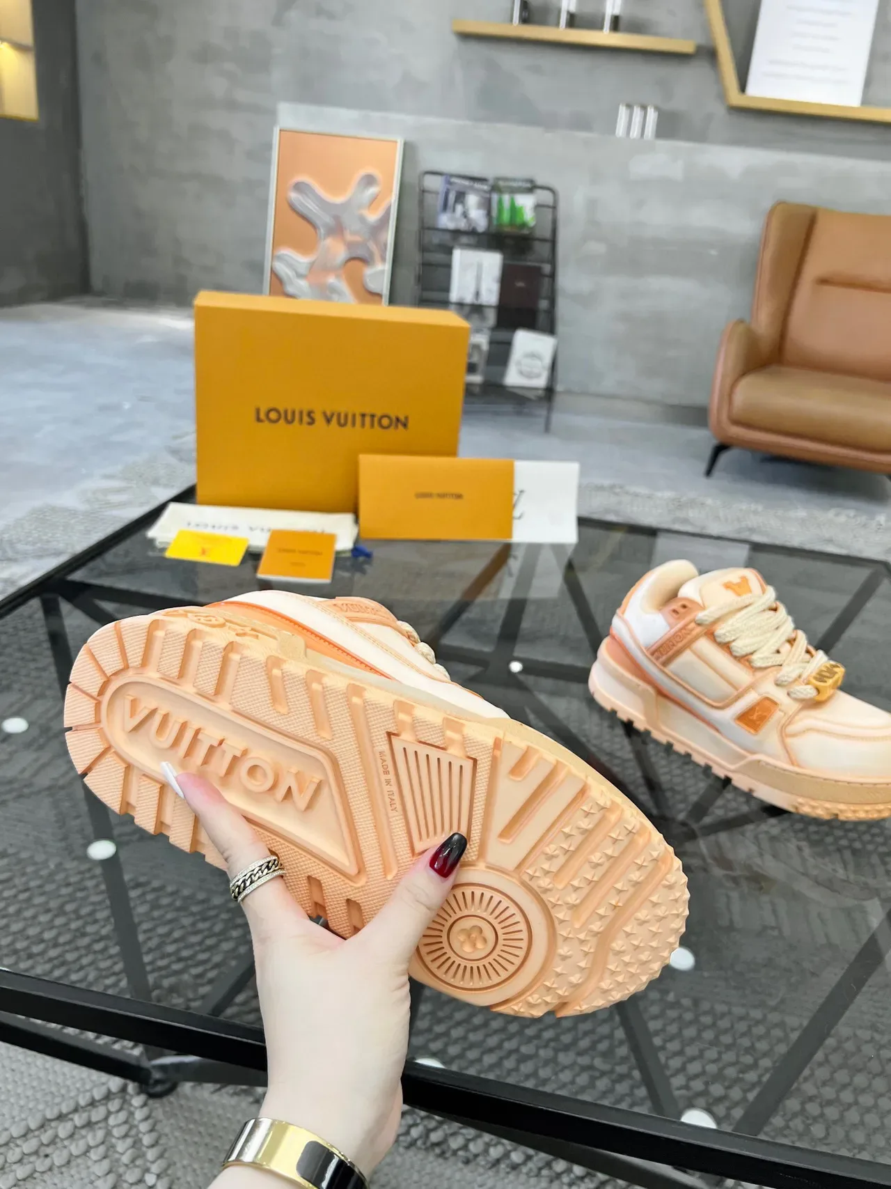 Louis Vuitton Fuyez Pêche et Orange Sneakers Lifestyle 9