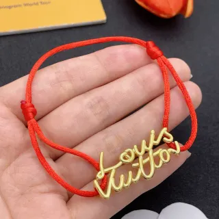Louis Vuitton हस्ताक्षर कर्सिव लोगो लाल कोर्ड ब्रेसलेट