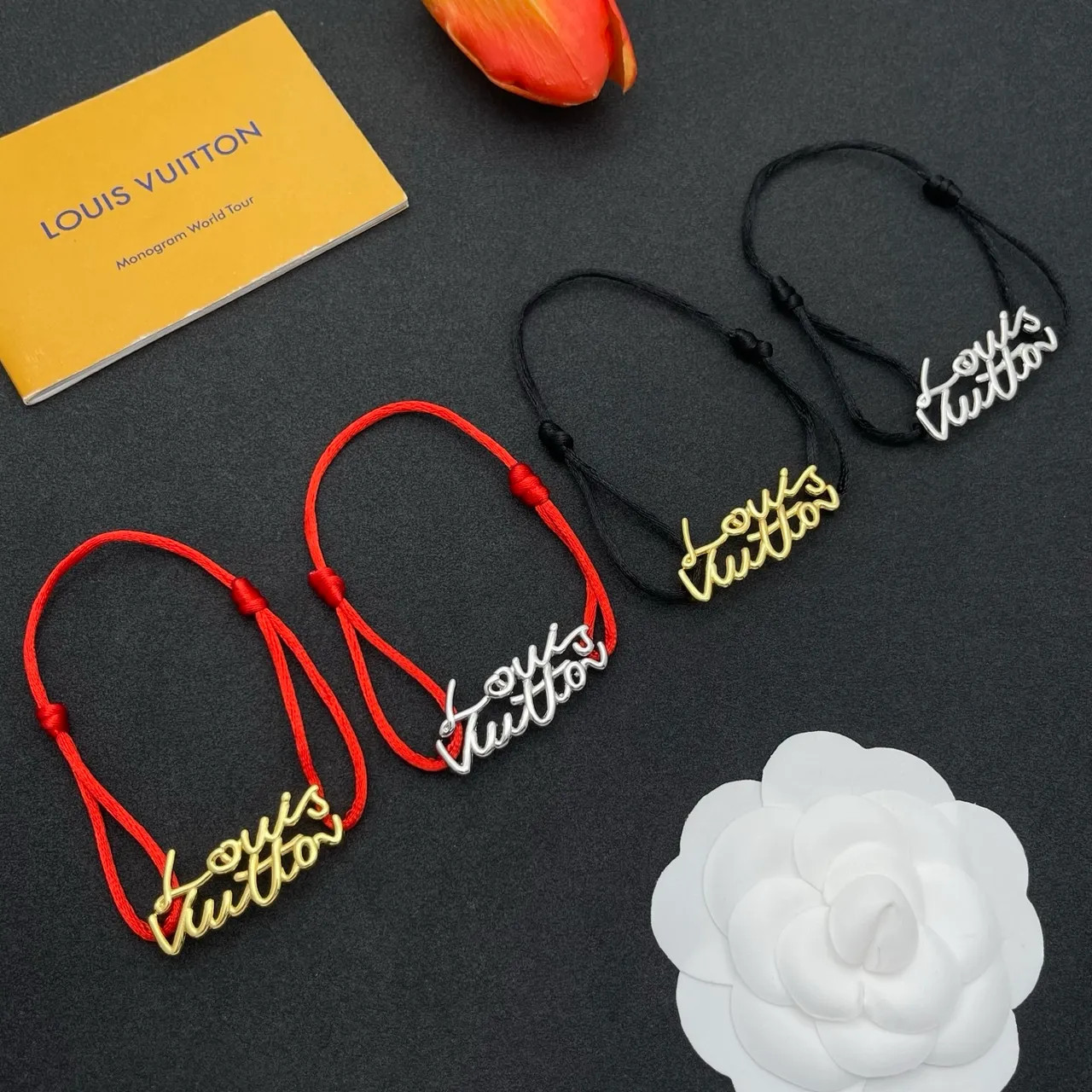 Louis Vuitton স্বাক্ষর কার্সিভ লোগো লাল কর্ড ব্রেসলেট 2