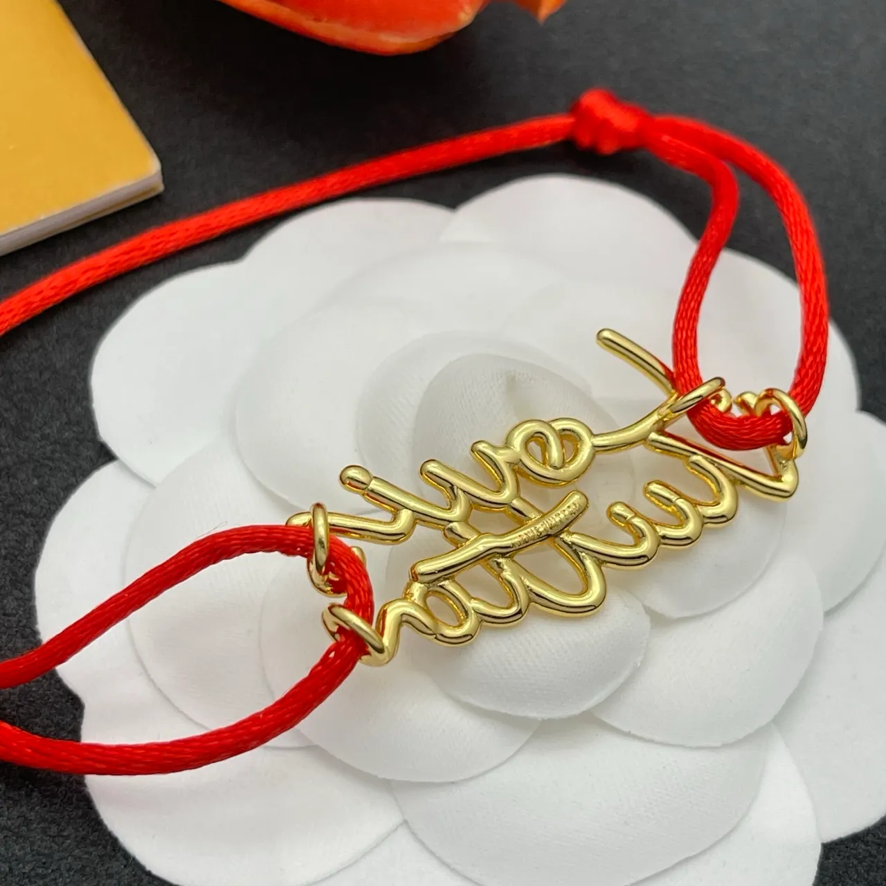Louis Vuitton স্বাক্ষর কার্সিভ লোগো লাল কর্ড ব্রেসলেট 3
