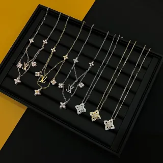 Colar Louis Vuitton Prata Ouro Floral Quatrefoil Pendants Monogram Charms