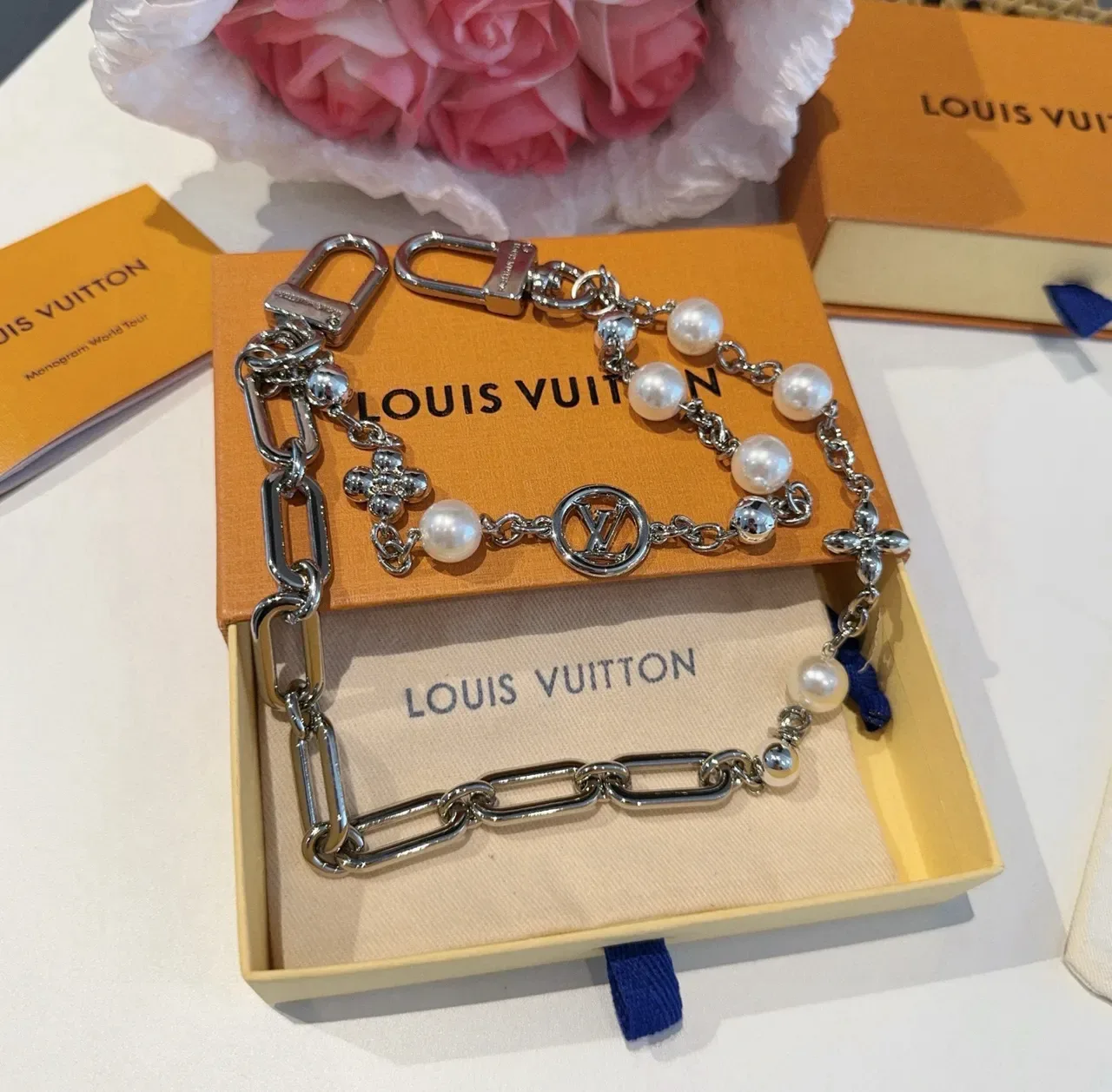 Louis Vuitton Colar Corrente de elos Prata Branco com acentos de pérola cultivada 4