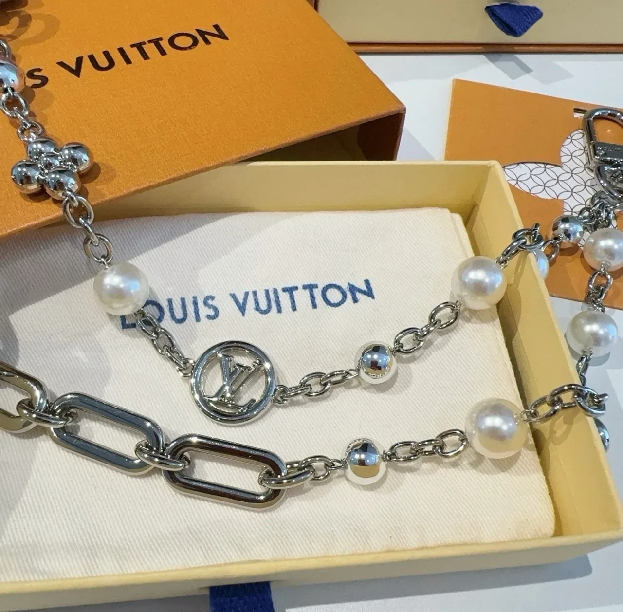 Louis Vuitton Colar Corrente de elos Prata Branco com acentos de pérola cultivada 5