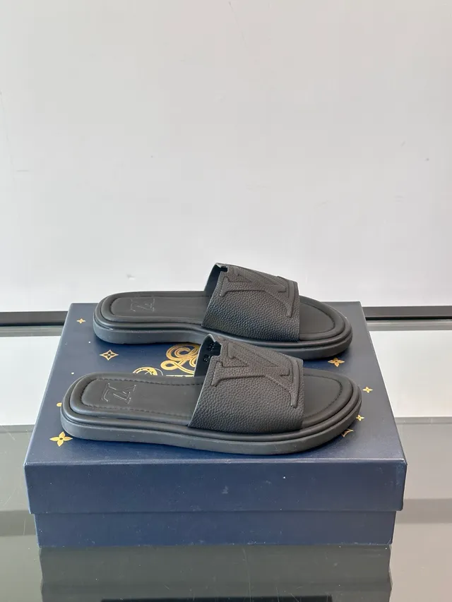 路易威登 Slide 蓝色白色模制橡胶鞋底压印花纹带拖鞋 17