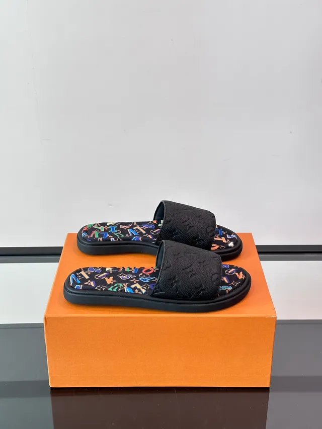 路易威登 Slide 蓝色白色模制橡胶鞋底压印花纹带拖鞋 19