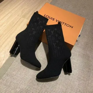 Louis Vuitton Sock Boots काली रिब्ड निट मॉनोग्राम-एम्बॉस्ड एंकल बूट्स