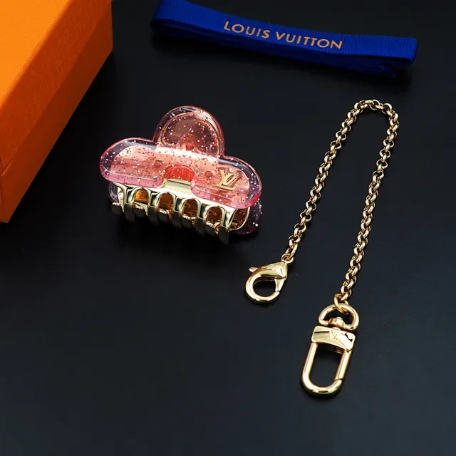 Louis Vuitton Broche Clip de Garra Résine Translucide Rose Pailletée 11