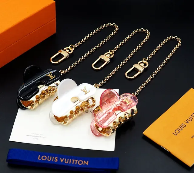 Louis Vuitton Broche Clip de Garra Résine Translucide Rose Pailletée 12