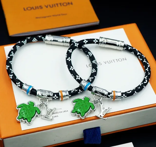 Bracelet Louis Vuitton Charm Tortue Noir Vert Cordon Emaillé 14